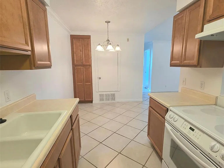 15208 Spring Hill Ln #B — Photo 7