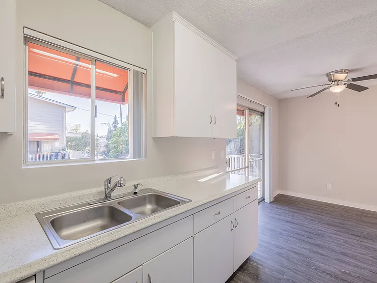 Villa Knolls Apartments — Photo 9