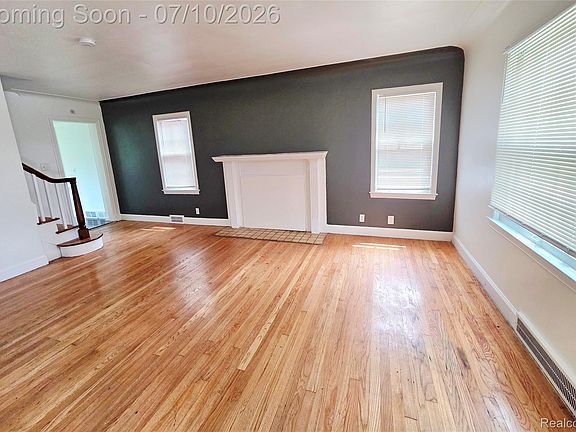 4th image of 15454 Gilchrist St