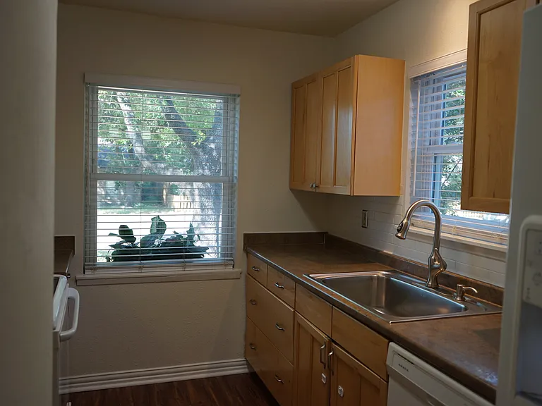 608 Hillcrest St — Photo 13