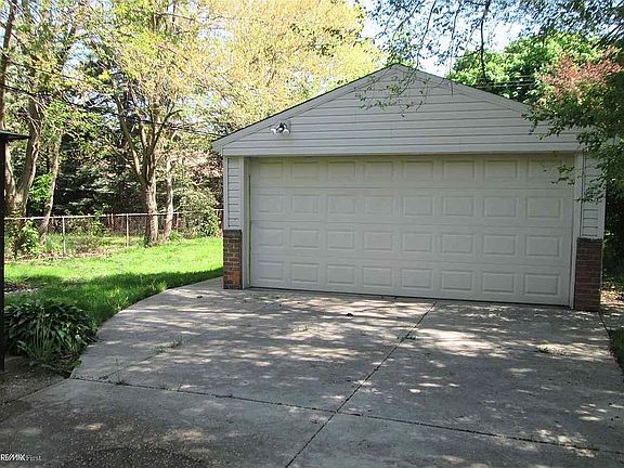 3rd image of 22709 Detour St