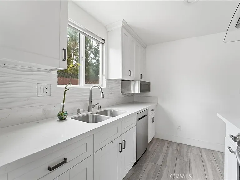 709 Warren Ln — Photo 12