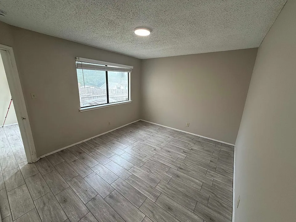 1204 Greenbriar Loop