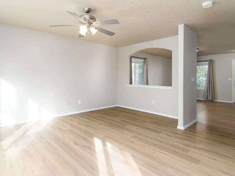 335 E Moskee St — Photo 6