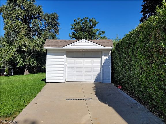 3rd image of 1277 Iroquois Ave