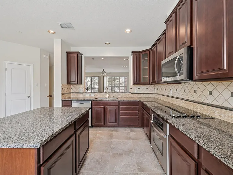 3934 Amberwood Dr — Photo 15