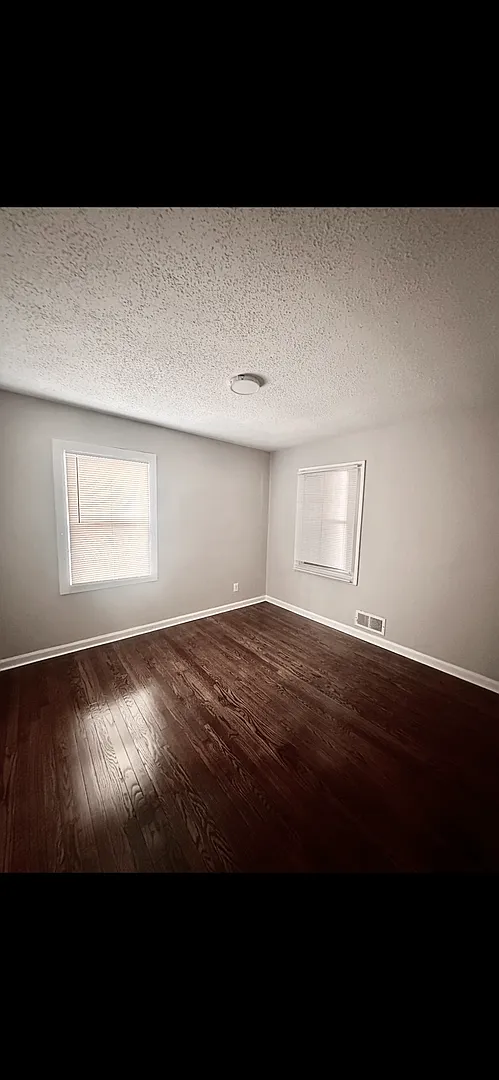 Cute Three bedroom house available Now — Photo 2