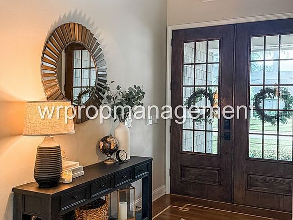 3rd image of 1379 Castlebury Dr