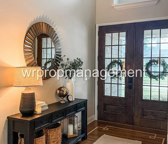 1379 Castlebury Dr — Photo 3