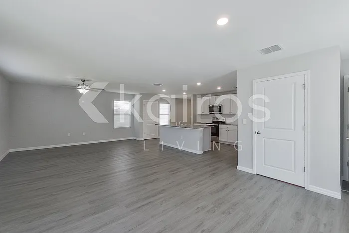 4 bed, 2.5 bath, 2176 sqft, $2,145 — Photo 4