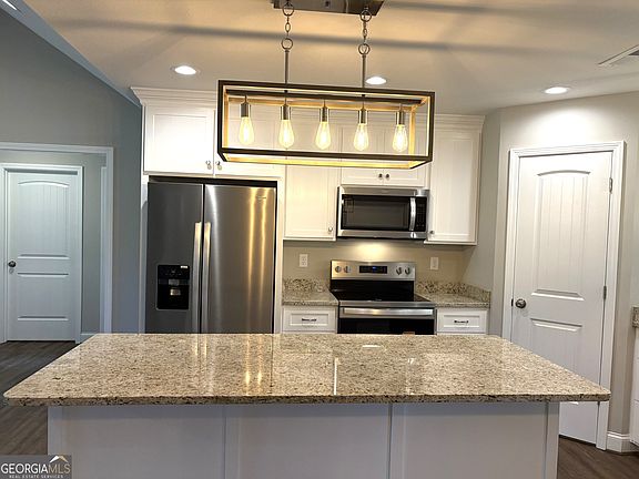5th image of 221 Buckingham Parc Cir