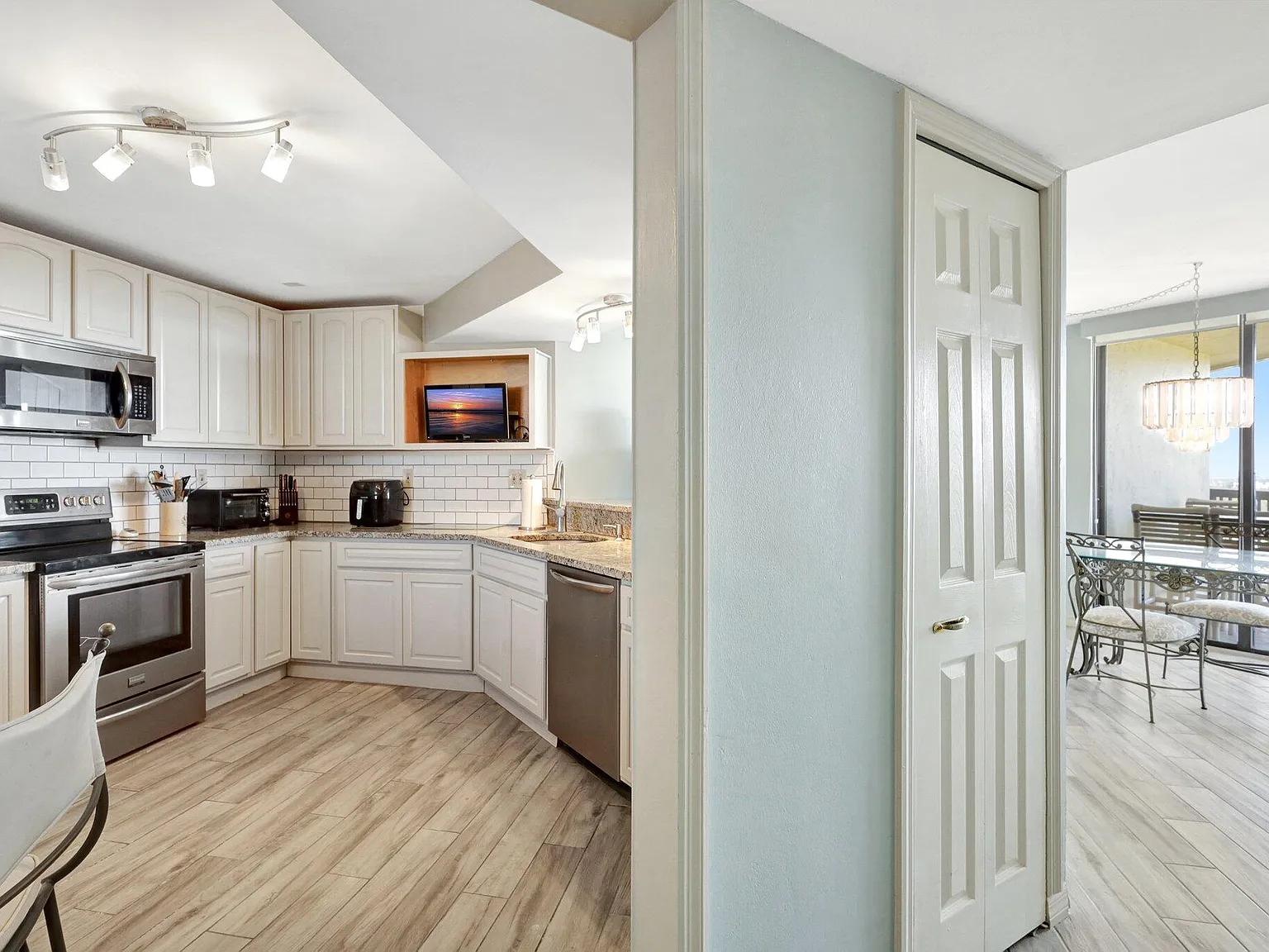 2 bed, 2.0 bath, 1437 sqft, $4,000 — Photo 4