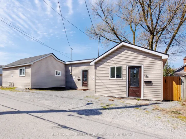 13 Chestnut Ln, Saint Catharines, ON L2T 1G3