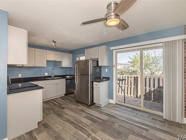 1212 Clarkson Ct — Photo 4