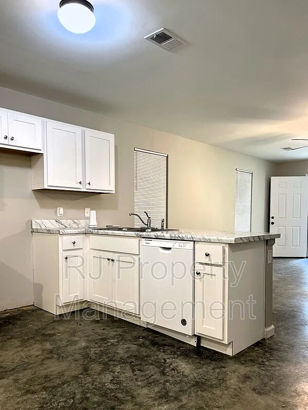 4 bed, 2.0 bath, $1,395 — Photo 4