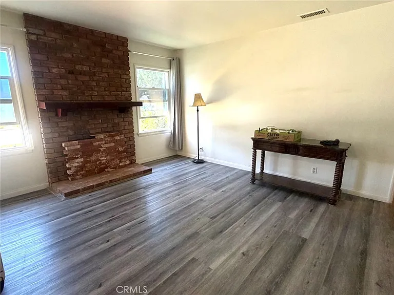 1023 E Thelborn St — Photo 3