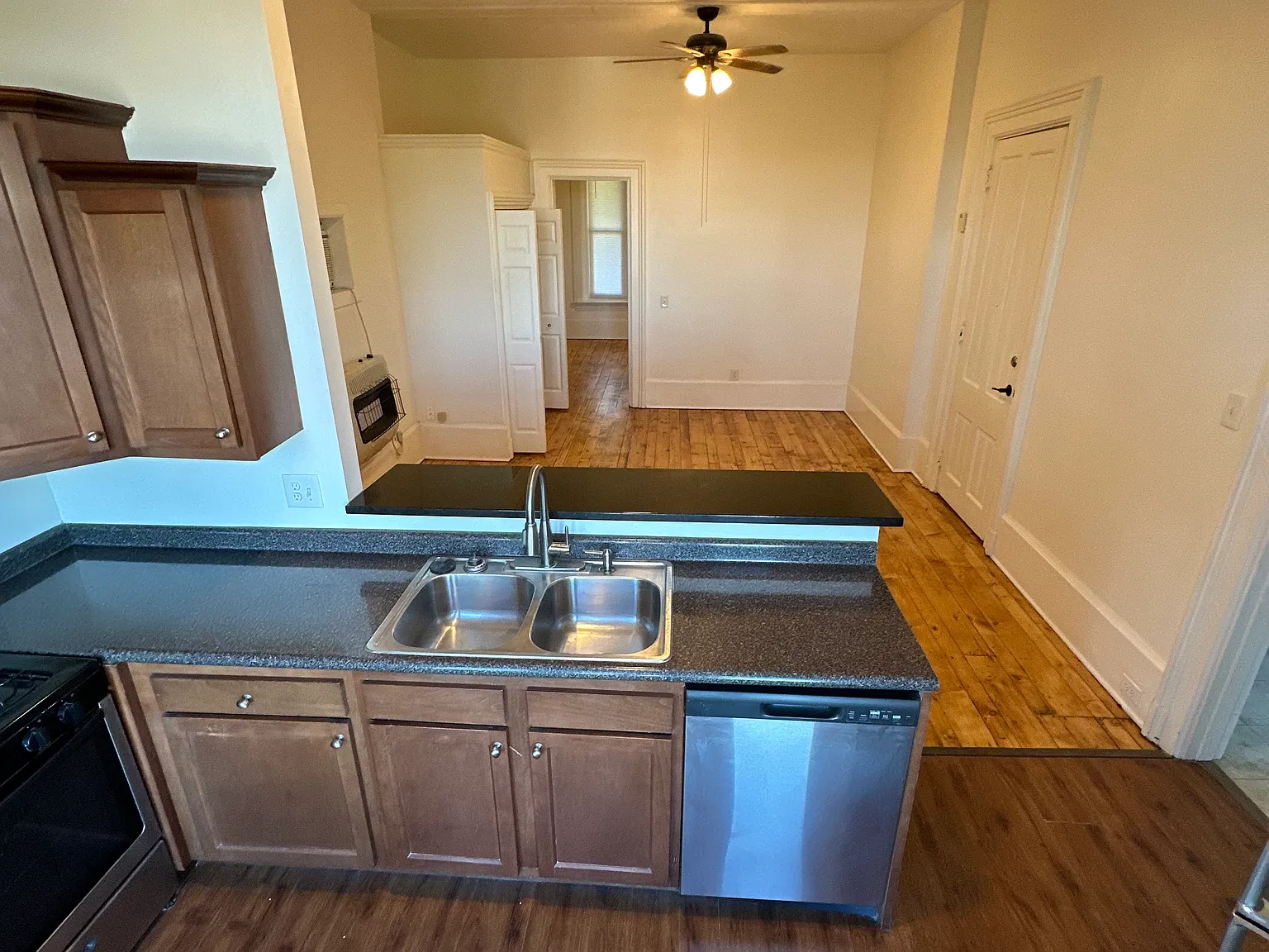 1 bed, $1,049 — Photo 3