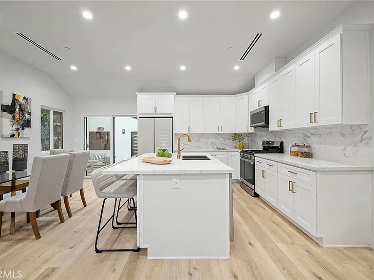 5865 Tobias Ave — Photo 7