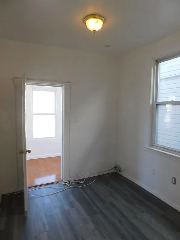 3 bed, 1.0 bath, 1400 sqft, $2,000 — Photo 4