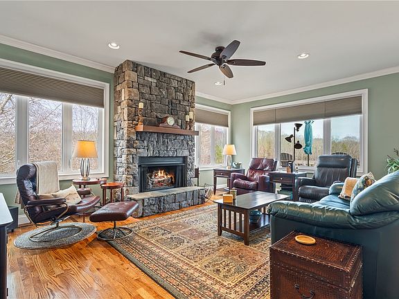 4th image of 307 Stardust Ln