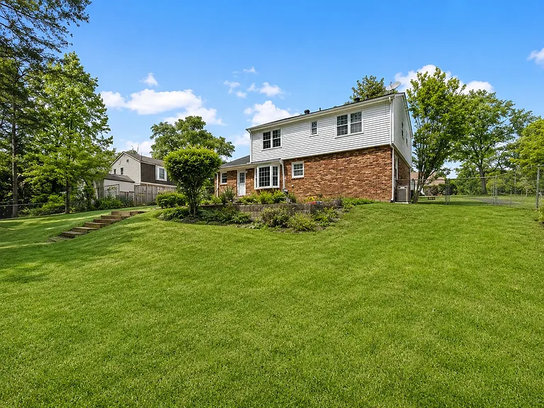 5048 Maplewood Dr — Photo 26