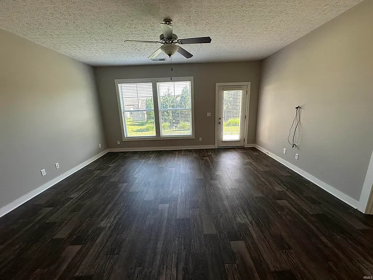 2331 Jamaica Ct — Photo 4