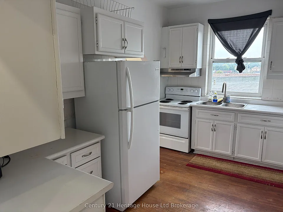 694 Dundas St #2