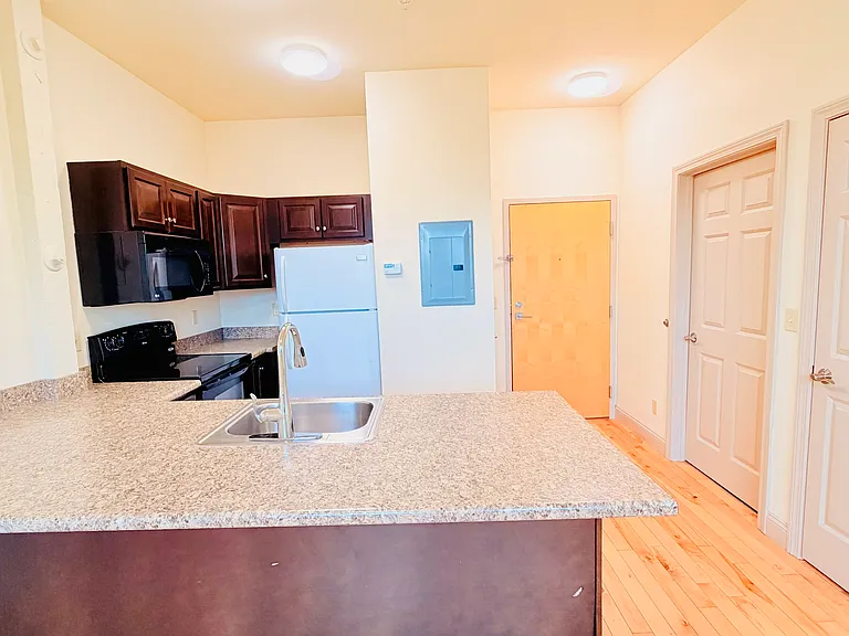 191 College St #212 — Photo 3