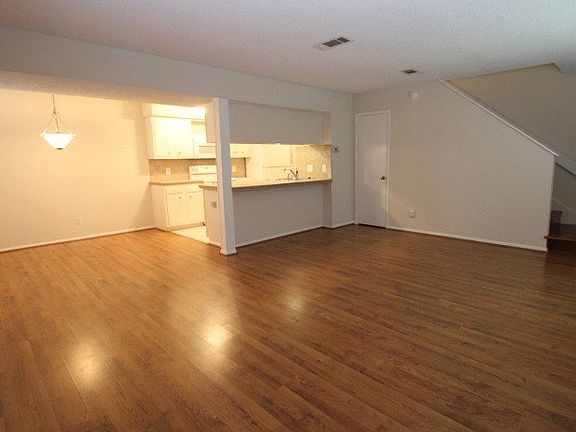 3rd image of 3309 Kingswood Ct E
