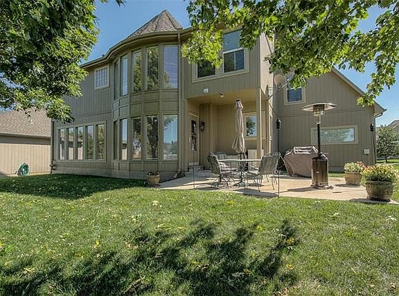 3rd image of 1112 SW Summit Hill Dr