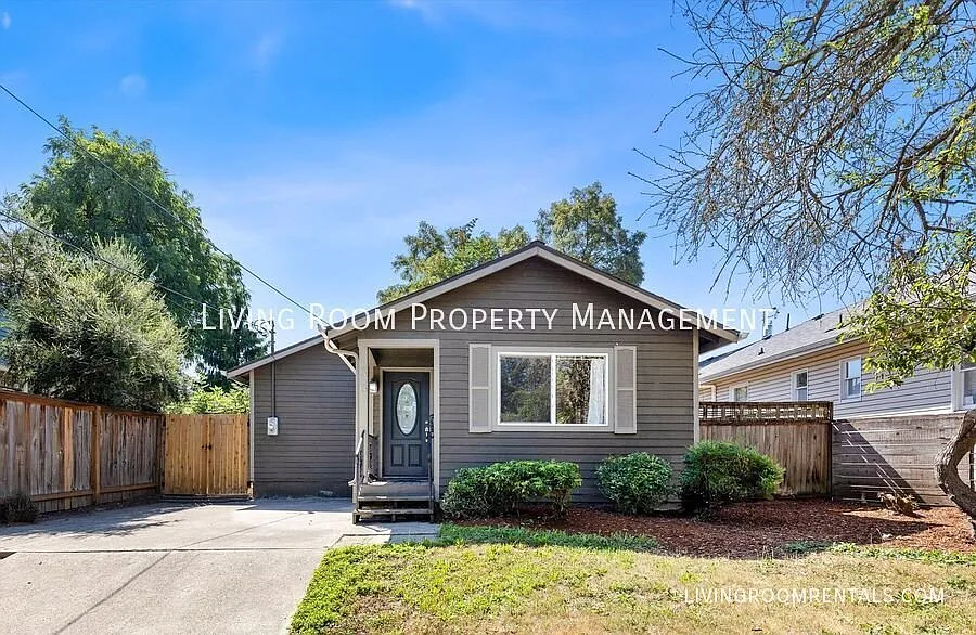 Beautiful Woodlawn Ranch with a Private Yard — Photo 2