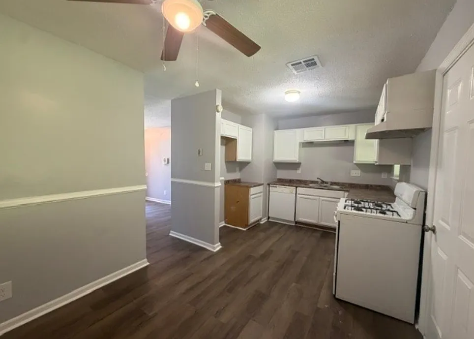 3 bed, 2.0 bath, 1107 sqft, $1,500 — Photo 3