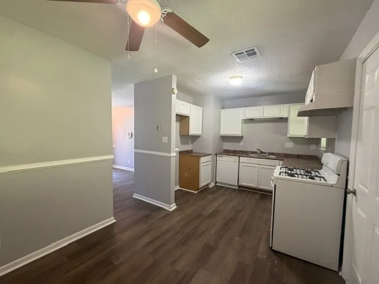 217 Townsend Dr — Photo 2