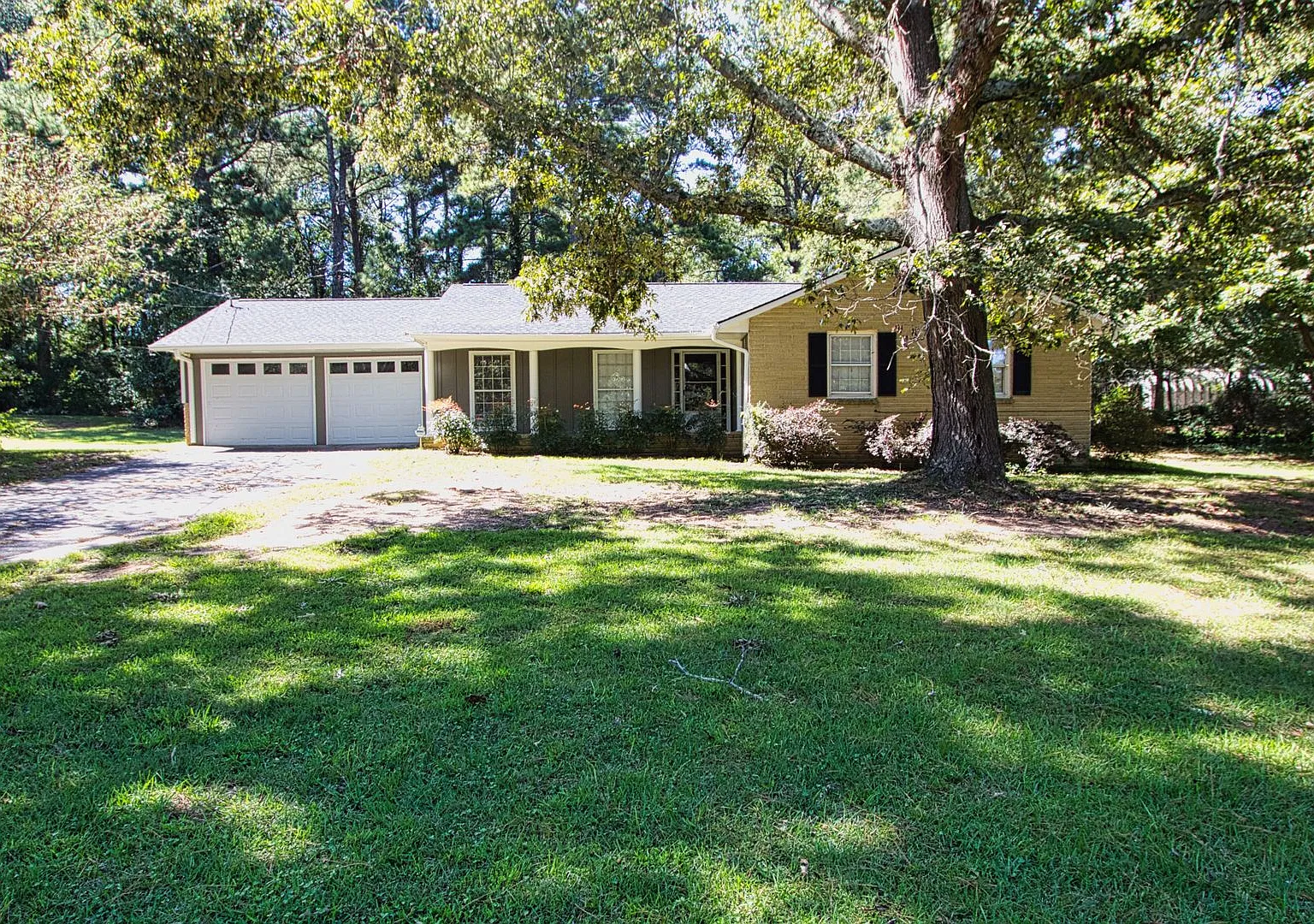 Available Now! - 3 Bedroom 2 Bathroom Open Floorplan — Photo 1