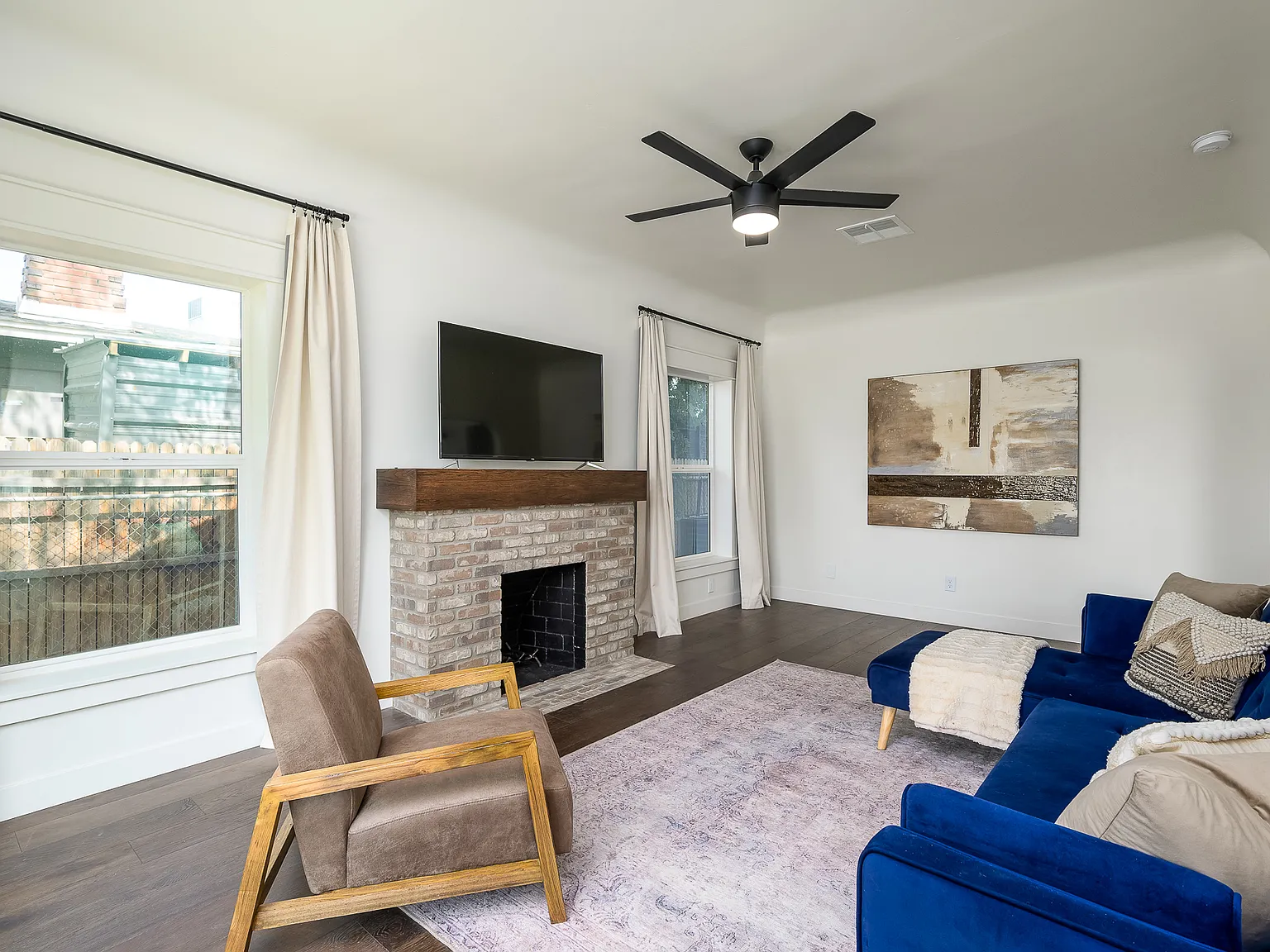 2 bed, 1300 sqft, $2,400 — Photo 2