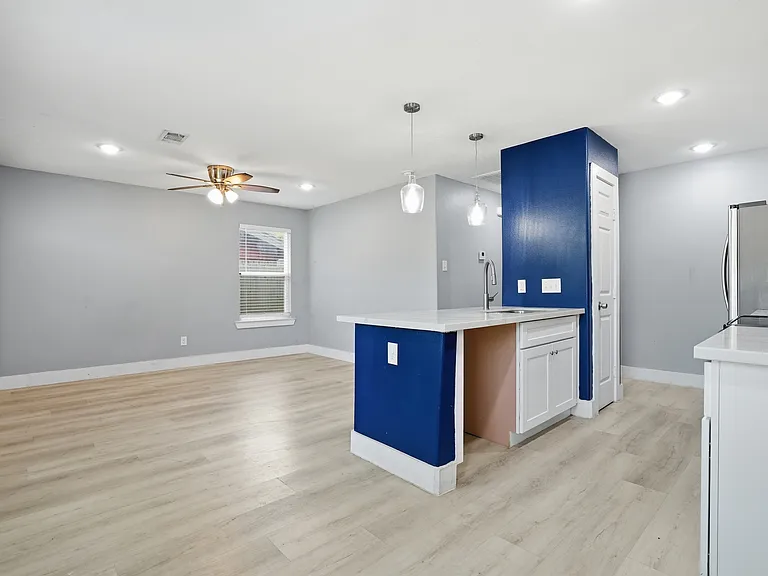 1010 Clinton Park St — Photo 6