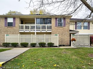 61051 Greenwood Dr, South Lyon, MI 48178