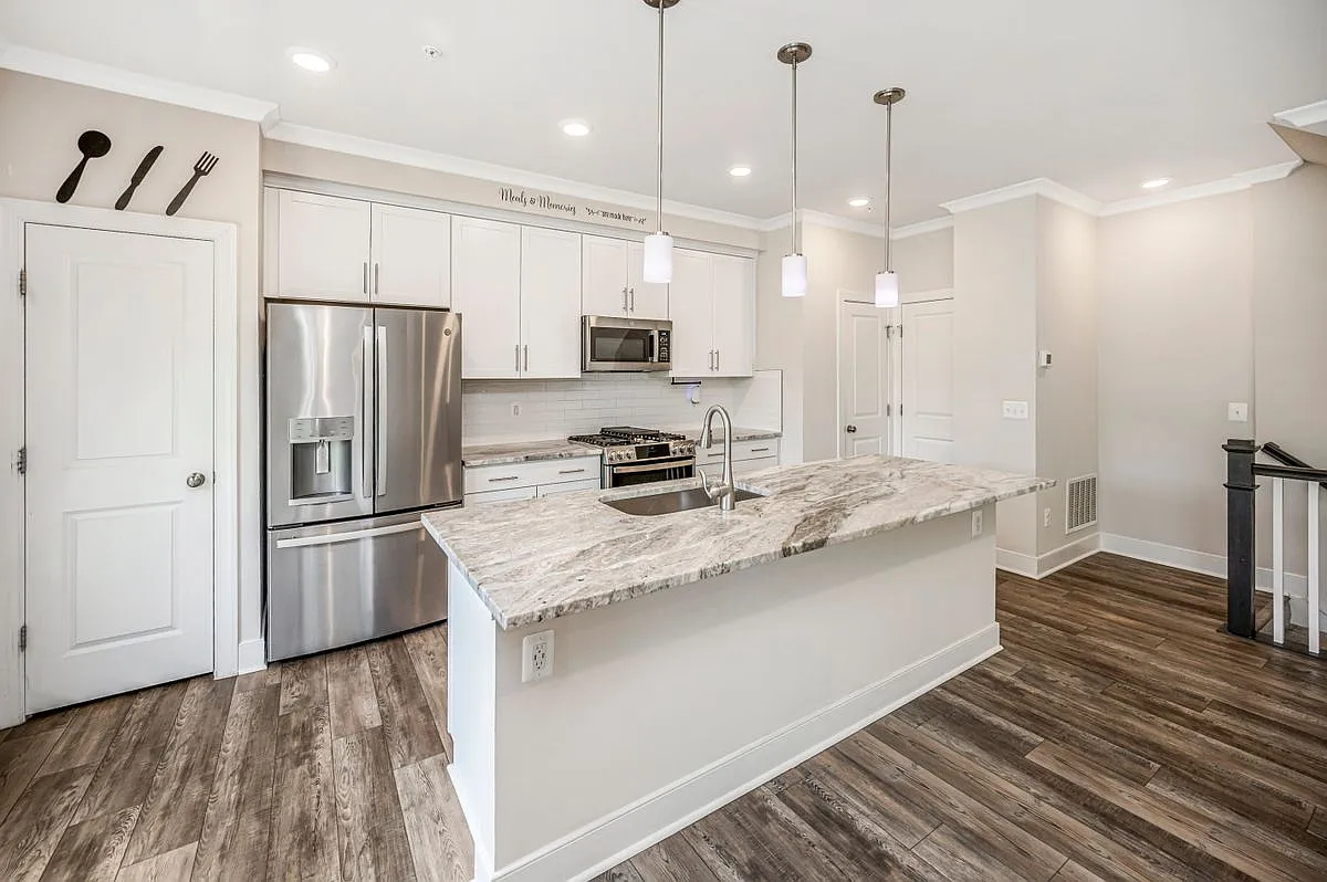 3 bed, 4.0 bath, 2226 sqft, $3,250 — Photo 3