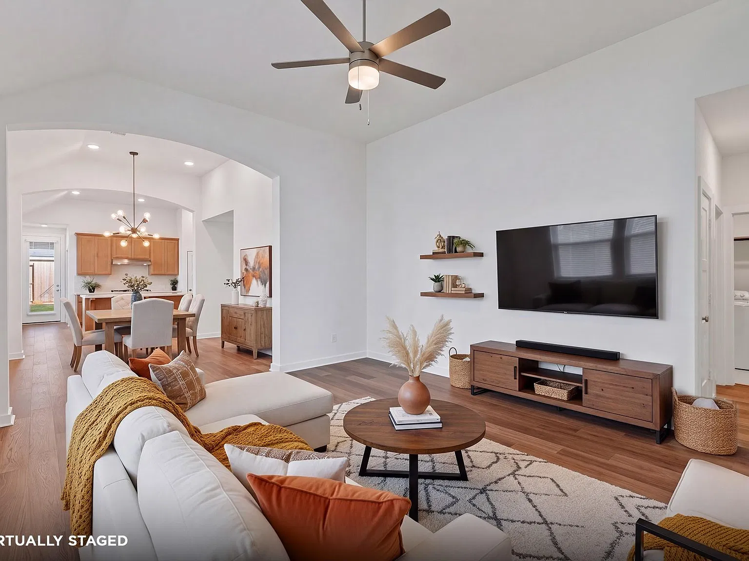 4 bed, 2.5 bath, 1939 sqft, $2,800 — Photo 2