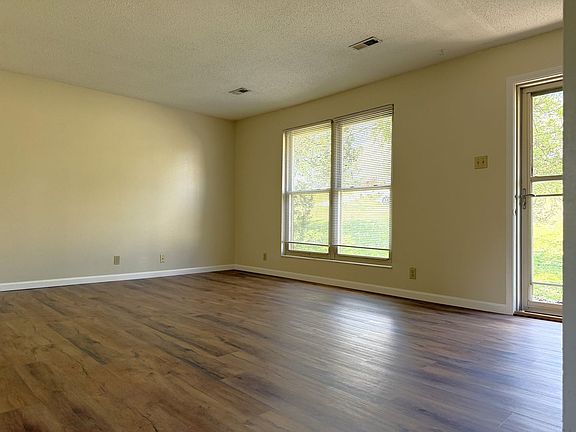 4th image of 3900 Deerfield Rd