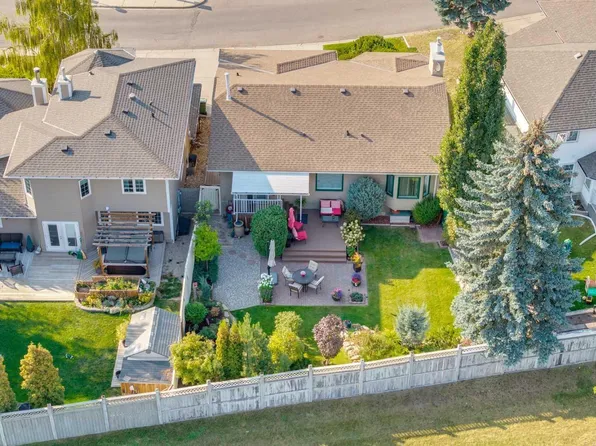 8 Douglas Woods Vw SE, Calgary, AB T2Z 2A2