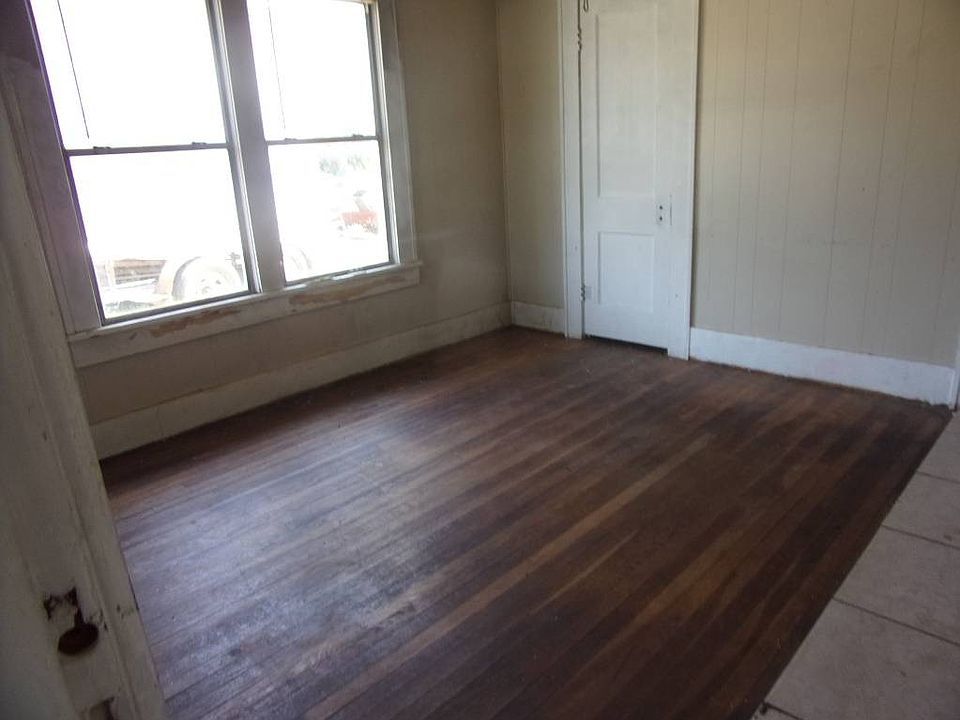 2nd image of 1915 Gordon St