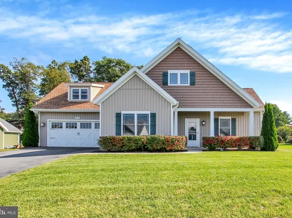 3690 Cascades Dr, Fayetteville, PA 17222