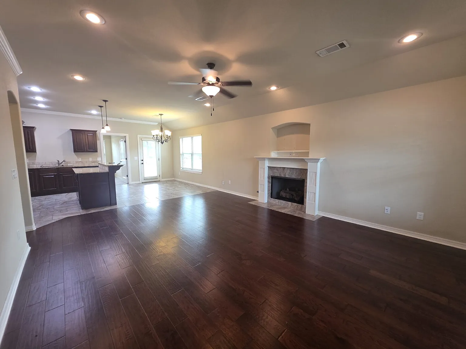 3 bed, 2.0 bath, 1352 sqft, $1,800 — Photo 2