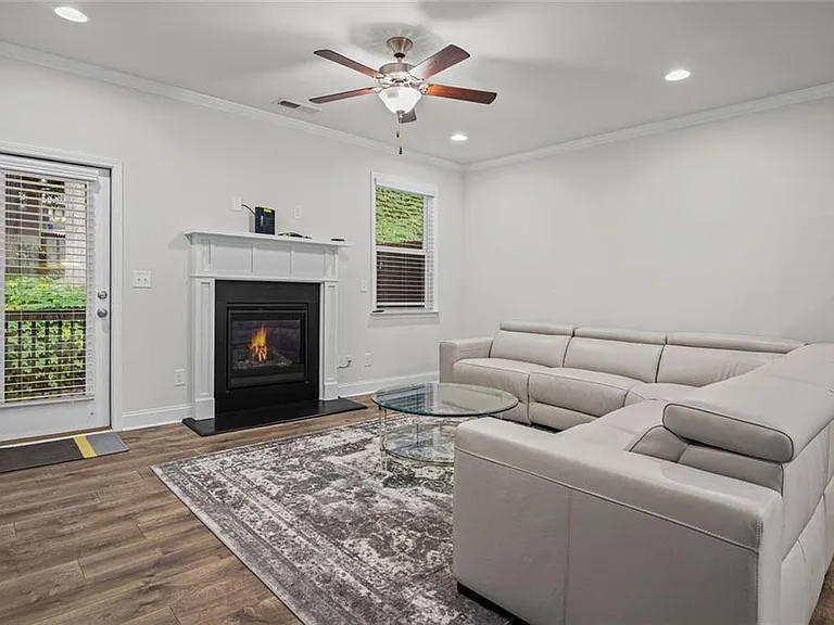 2779 White Oak Ln #20 — Photo 6