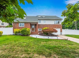 1 Clover Hill Dr, Plainview, NY 11803