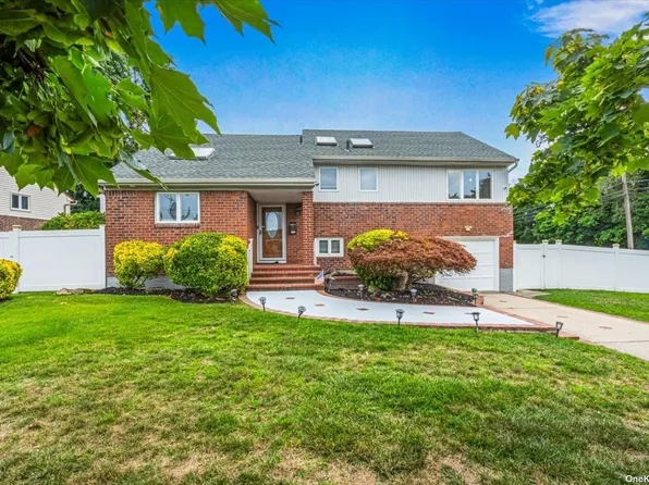 1 Clover Hill Dr, Plainview, NY 11803