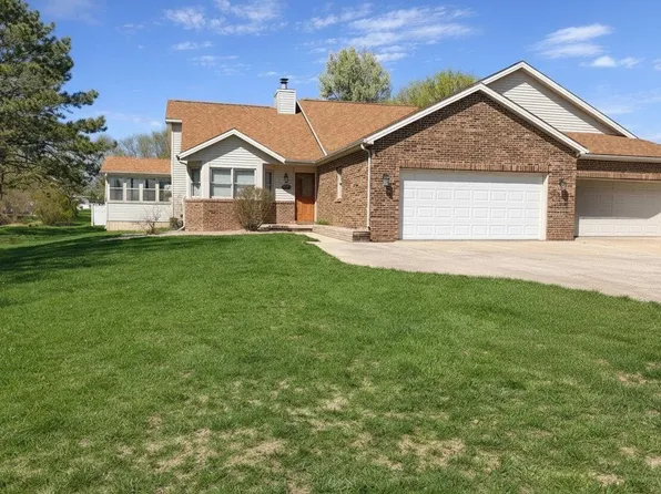 8627 Oakmont Rd, Bloomington, IL 61705