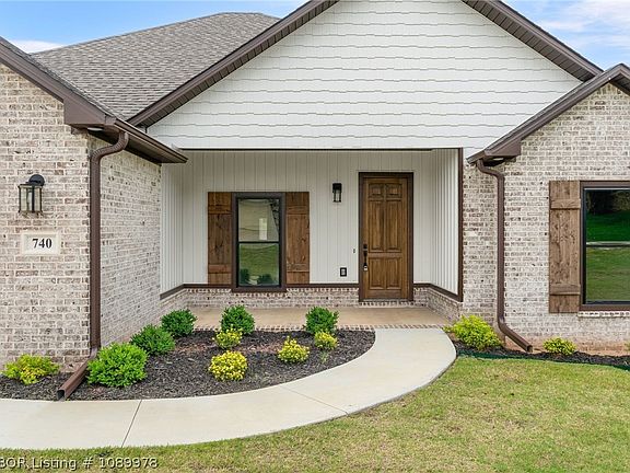 2nd image of 740 Powderhorn Cir