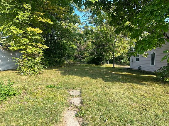 4th image of 2553 Columbia Ave